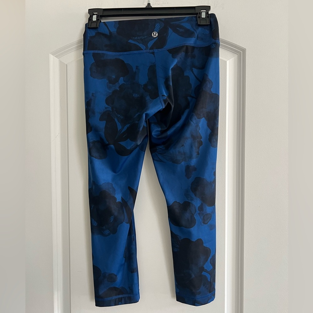 NWOT Lululemon Blue Floral Legging Capris